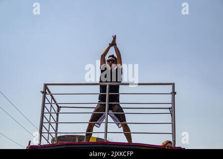 Goiânia, Goias, Brasile – 04 settembre 2022: Un giovane che balla in cima ad un trio elettrico. Foto scattata durante la sfilata LGBT a Goiânia. Foto Stock