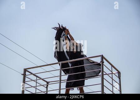 Goiânia, Goias, Brasile – 04 settembre 2022: Un giovane che balla in cima ad un trio elettrico. Foto scattata durante la sfilata LGBT a Goiânia. Foto Stock