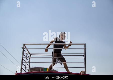 Goiânia, Goias, Brasile – 04 settembre 2022: Un giovane che balla in cima ad un trio elettrico. Foto scattata durante la sfilata LGBT a Goiânia. Foto Stock