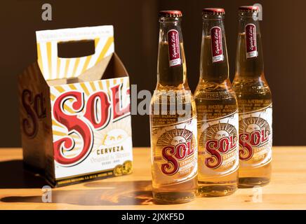 Londra UK - 24th agosto 2019 - Sol bottiglie di birra e scatola su un tavolo Foto Stock