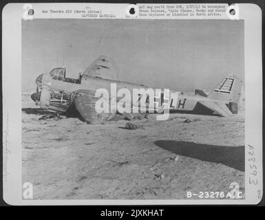 Nord Africa-Germania JU 88, mostrato, è stato abbattuto durante una futile missione di bombardamento quando intercettato da aerei da combattimento statunitensi sul Nord Africa. Il Junkers JU 88 viene definito sia un bombardiere subacqueo che un bombardiere leggero. Foto Stock