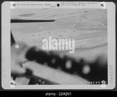 Veduta aerea di una base Boeing B-17 vicino a Costantino, Algeria, Nord Africa. 29 luglio 1943. Foto Stock