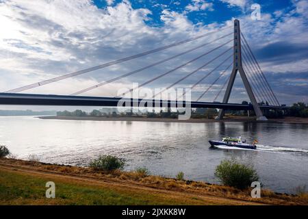 Barca di polizia della polizia dell'acqua del Reno al ponte Flher Foto Stock