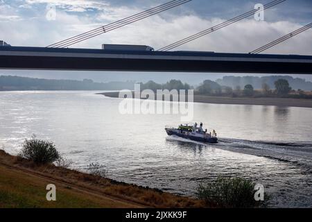 Barca di polizia della polizia dell'acqua del Reno al ponte Flher Foto Stock