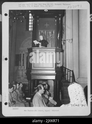 L'Arcivescovo Spellman parla alla Messa del giorno della memoria al Cairo, in Egitto. Foto Stock