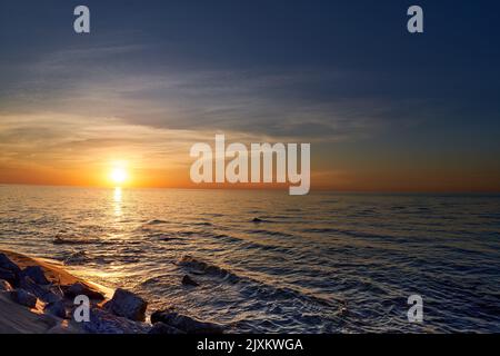 La vista mozzafiato dell'alba in inverno sul lago Huron al Tawas Point state Park Foto Stock