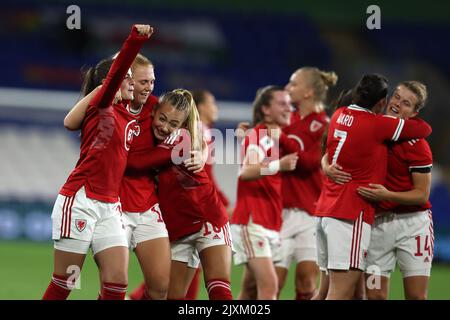 Cardiff, Regno Unito. 06th Set, 2022. Le donne gallesi festeggiano dopo la partita. Donne del Galles contro donne della Slovenia, Coppa del mondo delle Donne FIFA 2023 Qualifier UEFA al Cardiff City Stadium, Galles del Sud, martedì 6th settembre 2022. Solo per uso editoriale, foto di Andrew Orchard/Andrew Orchard sports photography/Alamy Live news Credit: Andrew Orchard sports photography/Alamy Live News Foto Stock