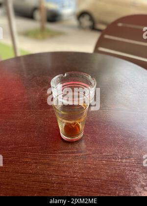 tazza di caffè vuota su un tavolo di legno Foto Stock