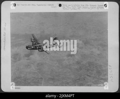 I liberatori consolidati B-24 dell'AAF del 15th attaccarono i cantieri NIS in Jugoslavia, il 2 settembre 44 segnando colpi e coprendo i cantieri con una buona concentrazione di bombe. Un liberatore veterano viene mostrato che esce dalla zona bersaglio dopo aver fatto cadere le bombe. Foto Stock
