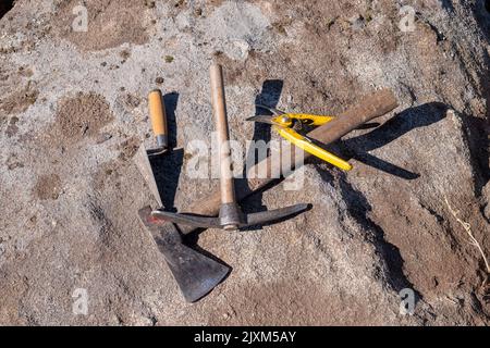 Piccone, cazzuola e ascia, attrezzi in uno scavo archeologico. Archeologia  Foto stock - Alamy