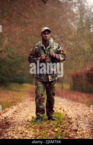 American Soldier in uniforme Kitbag di ritorno a casa in congedo Foto Stock