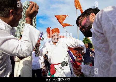 Bangkok, Thailandia. 04th Set, 2022. I devoti immergono Ganesha galleggiante nel fiume Chao Phraya, al Ponte di Bhumibol il 4 settembre 2022. Il festival di Ganesha celebra Lord Ganesh come il Dio dei nuovi inizi e la rimozione degli ostacoli così come il dio della saggezza e dell'intelligenza. (Foto di Teera Noisakran/Pacific Press/Sipa USA) Credit: Sipa USA/Alamy Live News Foto Stock