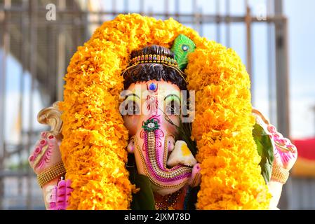 Bangkok, Thailandia. 04th Set, 2022. I devoti immergono Ganesha galleggiante nel fiume Chao Phraya, al Ponte di Bhumibol il 4 settembre 2022. Il festival di Ganesha celebra Lord Ganesh come il Dio dei nuovi inizi e la rimozione degli ostacoli così come il dio della saggezza e dell'intelligenza. (Foto di Teera Noisakran/Pacific Press/Sipa USA) Credit: Sipa USA/Alamy Live News Foto Stock