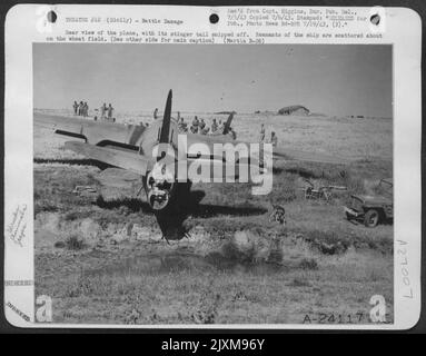 Vista posteriore dell'aereo, con la coda di stinger tagliata. I resti della nave sono sparsi sul campo di grano. CON IL MAGGIORE GENERALE DOOLITTLE's STRATEGIC AIR FORCE, giugno 15.-questo è il modo in cui Martin Marauder si è preso cura di esso a casa da un Foto Stock