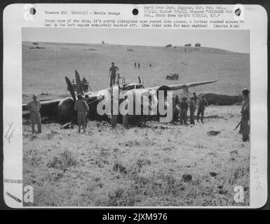 Vista frontale della nave, è il naso in plexiglass piuttosto busted in pezzi, & ulteriormente rotto quasi in due & il motore di sinistra completamente bussato via. CON IL MAGGIORE GENERALE DOOLITTLE's STRATEGIC AIR FORCE, 15 giugno 1943.-questo è il modo uno Martin Foto Stock