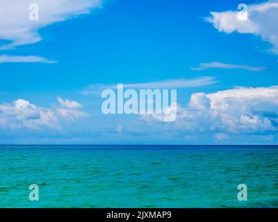 Nuvole bianche e cielo blu su un blu verde Golfo del Messico nel sud-ovest della Florida USA Foto Stock