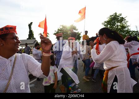 Bangkok, Thailandia. 04th Set, 2022. I devoti immergono Ganesha galleggiante nel fiume Chao Phraya, al Ponte di Bhumibol il 4 settembre 2022. Il festival di Ganesha celebra Lord Ganesh come il Dio dei nuovi inizi e la rimozione degli ostacoli così come il dio della saggezza e dell'intelligenza. (Foto di Teera Noisakran/Pacific Press/Sipa USA) Credit: Sipa USA/Alamy Live News Foto Stock