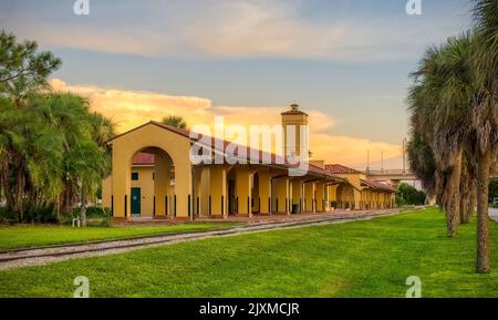 Cielo tramonto dietro lo storico deposito ferroviario di Venezia costruito nel 1927 nella città della Costa del Golfo di Venezia Florida USA Foto Stock