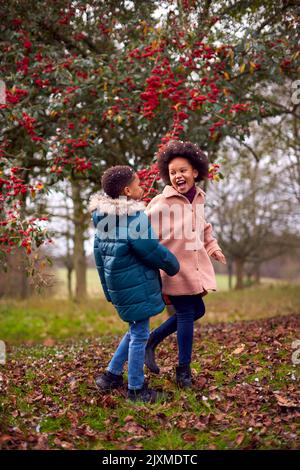 Due bambini possono passeggiare in autunno o in inverno nella campagna nella neve Foto Stock