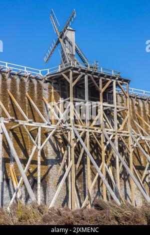 Mulino a vento in cima allo storico edificio Gradierwerk a Bad SALZELMEN, Germania Foto Stock