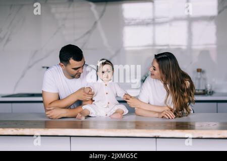 I genitori abbracciano il loro amato figliuolo. Buon tempo insieme Foto Stock