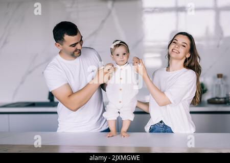 I genitori abbracciano il loro amato figliuolo. Buon tempo insieme Foto Stock