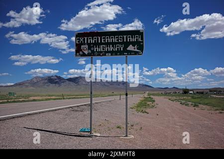 I cartelli annunciano l'autostrada extraterrestre NV-375 a Rachel, Nevada. Foto Stock