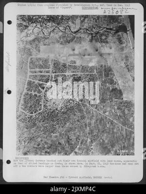Qui viene mostrato come i tedeschi hanno abbattuto il proprio campo d'aviazione di Tymbaki con mine terrestri, apparentemente nel timore di sbarchi alleati su Creta. Il 21 settembre 1943 le miniere erano state disinnescate e i crateri erano più grandi di quelli causati da 500-libbra Foto Stock