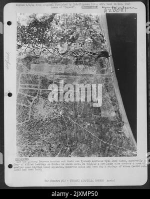 Qui viene mostrato come i tedeschi hanno abbattuto il proprio campo d'aviazione di Tymbaki con mine terrestri, apparentemente nel timore di sbarchi alleati su Creta. Il 9/18/43 comparvero alcuni grandi crateri di miniera e file di più piccoli (linea tratteggiata), numerosi buchi erano stati Foto Stock