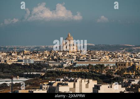 Una vista aerea della città di Gozo con la Rotunda Chiesa di San Giovanni Battista Foto Stock