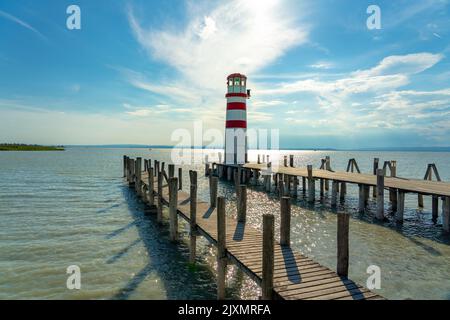 Casa di luce sul molo a Podersdorf Austria accanto a Neusiedlersee in una giornata di sole Foto Stock