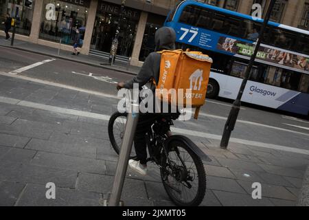 Fast food consegna ciclisti nelle strade della città, a Glasgow, Scozia, 7 settembre 2022. Foto Stock