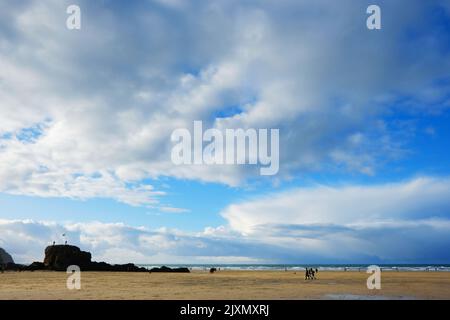 Cielo invernale sulla spiaggia di Perranporth, Cornovaglia, Regno Unito - John Gollop Foto Stock