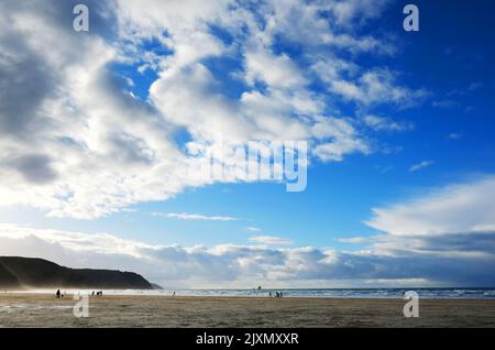 Cielo invernale sulla spiaggia di Perranporth, Cornovaglia, Regno Unito - John Gollop Foto Stock