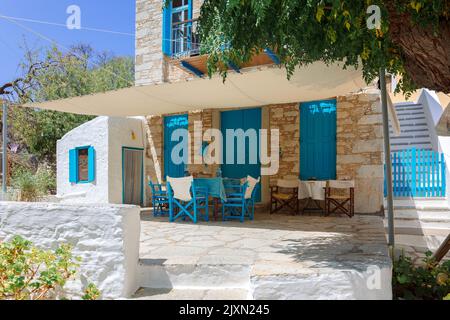 Villaggio di pescatori colorato di Symi con case e porte colorate, vasi di fiori sull'isola di Symi in Grecia. Foto di alta qualità Foto Stock