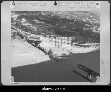 L'efficacia del 12th AF ripetuti attacchi ai ponti detenuti da Enemy nel Nord Italia è illustrata da questa vista ravvicinata dello Span attraverso il po a Borgoforte, Italia, a sud di Mantova. Solo ponti rotti come questo salutarono i tedeschi Foto Stock