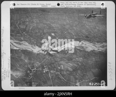 Bombe lanciate dal Nord America B-25 Mitchells del 340th Bomb Group, 12th Air Force, esplodono su ponti stradali e ferroviari nei pressi di Ponte di Piave, Italia, durante l'attacco del 29 luglio 1944. Foto Stock