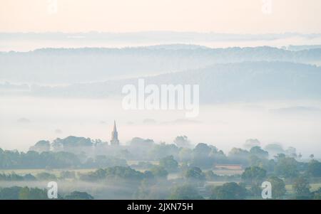 La chiesa di St Barnabas a Weeton è prominente nella bassa valle del Wharfe sopra i pascoli di Arthington in una mattina d'estate nuda. Foto Stock