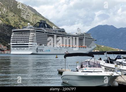 Guardando attraverso la baia di Kotor, in lontananza si trova un grande e lussuoso transatlantico Foto Stock