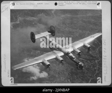 Un Liberatore B-24 consolidato della 15th AF lascia il suo obiettivo prima di Bologna Fumare durante il più grande attacco aereo mai lanciato da Maaf in Italia. L'attacco precedeva l'offensiva dell'esercito del 5th. Per due giorni a partire dal 15 aprile [1945], il Maaf Foto Stock