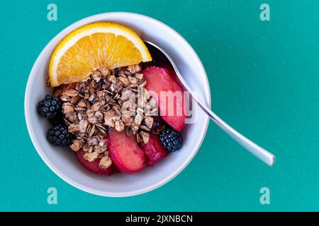 Una casa fatta crumble di prugna e mora. L'impasto sbriciolato viene preparato con fiocchi di avena tostati. Un'alternativa più sana al crumble di farina Foto Stock