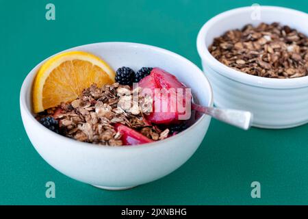 Una casa fatta crumble di prugna e mora. L'impasto sbriciolato viene preparato con fiocchi di avena tostati. Un'alternativa più sana al crumble di farina Foto Stock