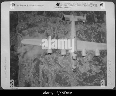 Consolidato B-24 Liberatore del 15th AF bombardamento di un impianto Enemy vicino a Bologna Italia. Foto Stock
