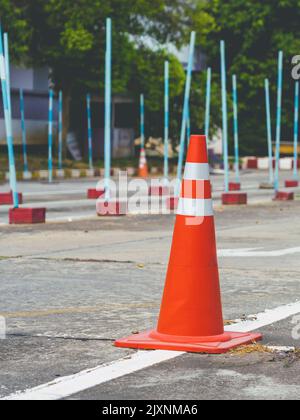 Test di guida e area di addestramento con test di simulazione per patente di guida. Scuola di guida pratica zona di traffico con pole segnaletica e coni arancioni e la strada Foto Stock