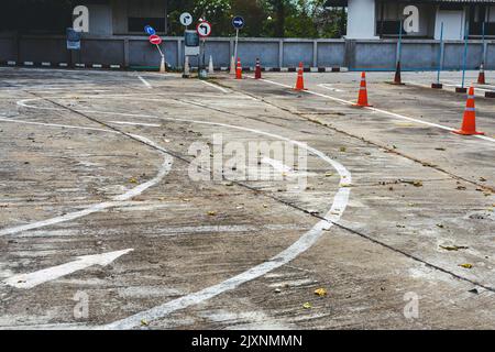 Test di guida e area di addestramento con test di simulazione per patente di guida. Scuola di guida pratica zona di traffico con pole segnaletica e coni arancioni e la strada Foto Stock