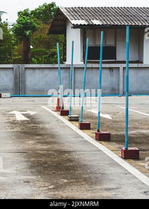 Test di guida e area di addestramento con test di simulazione per patente di guida. Scuola di guida pratica zona di traffico con pole segnaletica e coni arancioni e la strada Foto Stock