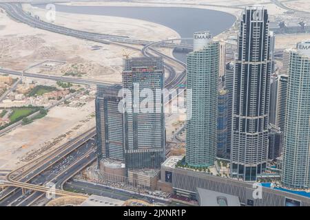 DUBAI, Emirati Arabi Uniti (EMIRATI ARABI UNITI) - 19 LUGLIO 2022: Vista panoramica e aerea della città di Dubai dall'edificio più alto del mondo Burj Khalifa. Vista del cielo Foto Stock