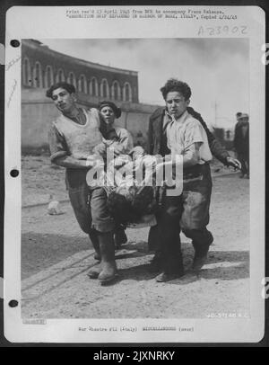 La nave delle munizioni esplode nel porto di Bari, Italia - oltre mille vittime sono state causate dall'esplosione di una nave delle munizioni a Bari, Italia, porto. Qui uno degli operai italiani feriti è trasportato dalla scena dell'incidente dai compagni colpiti dal dolore. Foto Stock