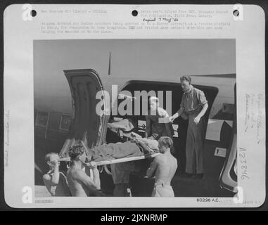Soldati britannici e indiani feriti trasportati su Un aereo Dakota in Un campo aereo di Forward in Italia, per l'evacuazione agli ospedali base. RAF e British Army Medical Orderlies sono visti aiutare i feriti sull'aereo. Foto Stock