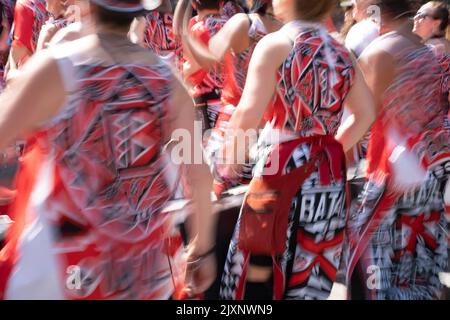 Le persone si riuniscono in costume per presentare i loro carri ai giudici l'ultimo giorno del carnevale di Notting Hill. Molti dei costumi sono fatti dal divieto Foto Stock